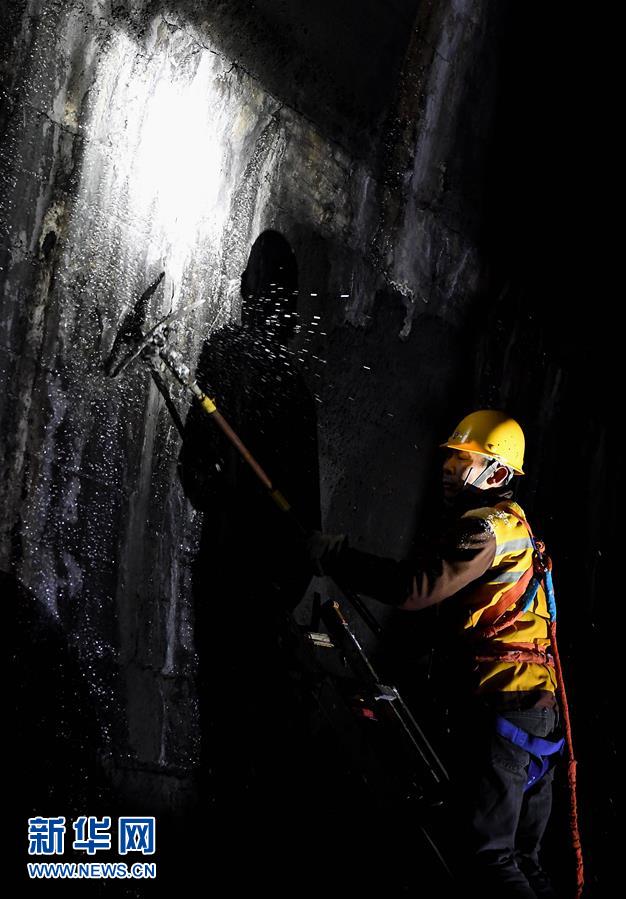 (走基層 聽民聲)(5)鐵路守護(hù)者 隧道“打冰人”