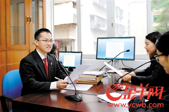 徐玉寶法官(左一)與合議庭成員在語音合議室合議案件