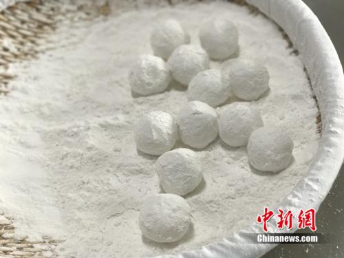 制作元宵時(shí)，首先要將餡料做好，沾上水，再投進(jìn)盛滿糯米粉的笸籮內(nèi)搖。<a target='_blank'  ><p  align=