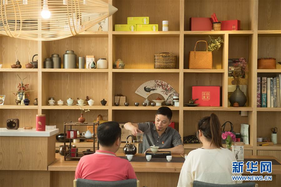 (新華全媒頭條·圖文互動)(5)安吉白茶奔向扶貧一線——浙江黃杜村農民黨員先富幫后富向貧困地區捐贈“扶貧苗”