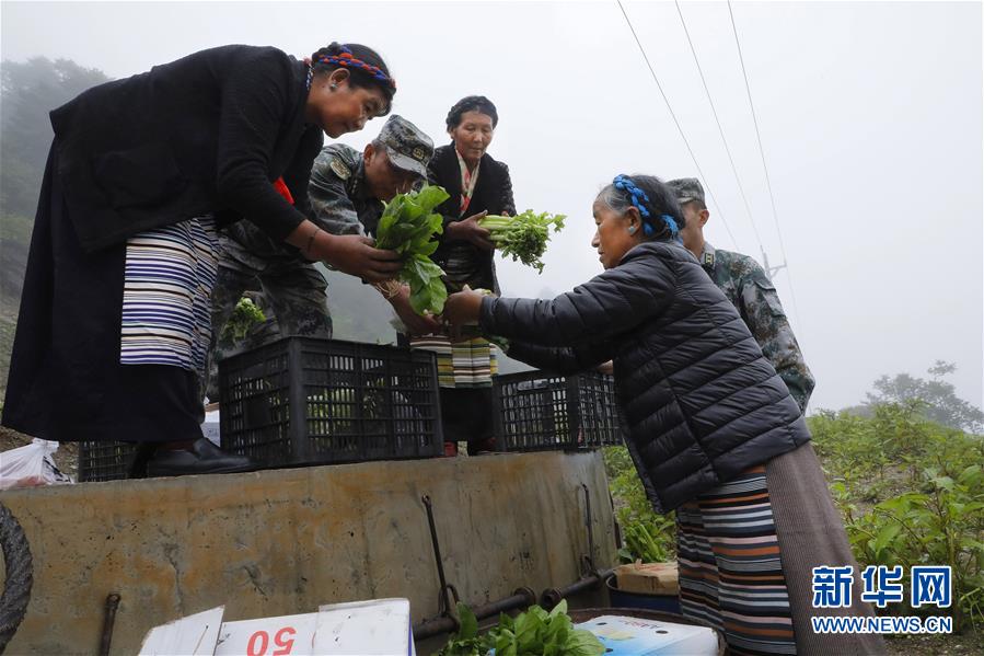 （圖文互動）（1）特寫：“八一”禮物，飛向云端哨所