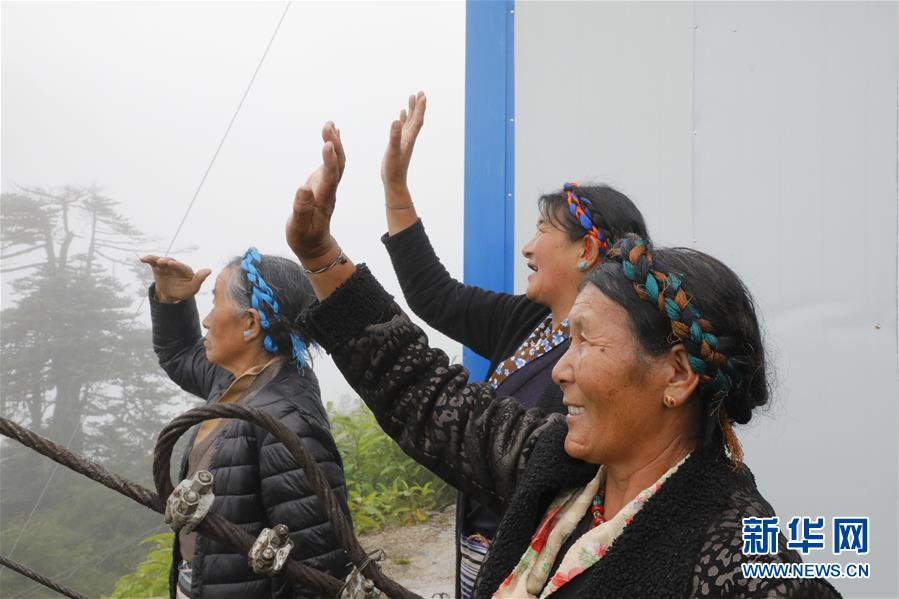 （圖文互動）（3）特寫：“八一”禮物，飛向云端哨所