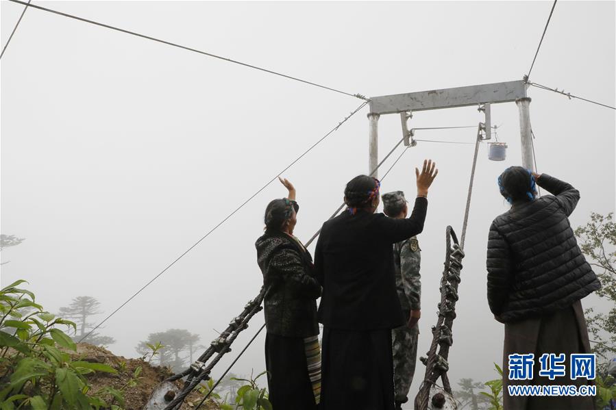 （圖文互動）（6）特寫：“八一”禮物，飛向云端哨所