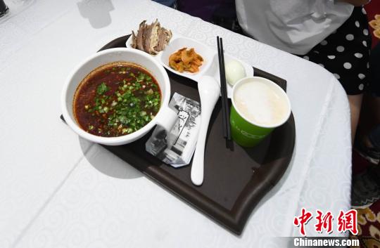 圖為“環西部火車游Y667/8次”列車上推出蘭州牛肉面套餐,套餐38元,有一碗牛肉面、一碟牛肉、一個雞蛋、一份小菜、一份甜胚子。 楊艷敏 攝
