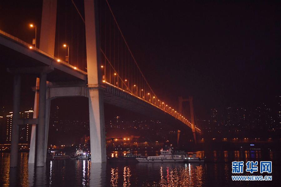 (重慶公交車墜江事故·圖文互動(dòng))(4)夜幕降臨,重慶萬(wàn)州公交客車墜江事故救援工作仍在進(jìn)行中