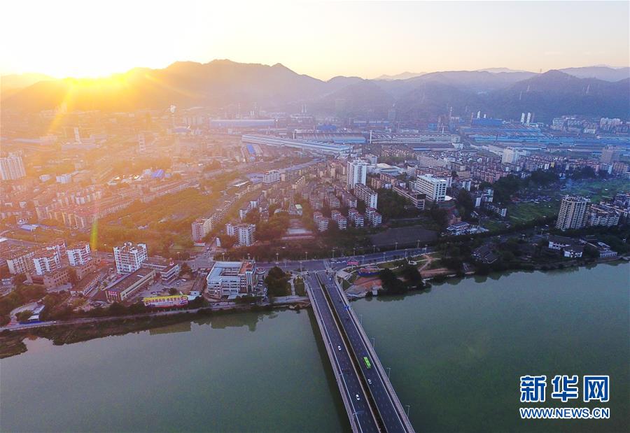 (在習(xí)近平新時代中國特色社會主義思想指引下·慶祝改革開放40周年·綠色發(fā)展·圖文互動)(1)烈火淬煉中的轉(zhuǎn)型之變——綠色發(fā)展之“火”的故事