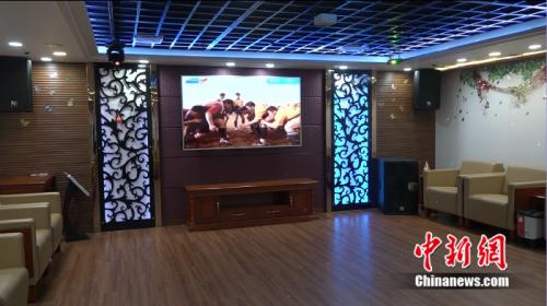 遠望7號上共有三個健身房,一個籃球館,一個游泳池,一個KTV,和一個電影放映廳。圖為可作KTV的娛樂室。 溫孟馨 攝 點擊進入下一頁