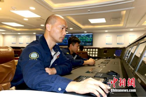 孟海輝在遠望7號輪機部中央集控室值班。 宋東瑞 攝 點擊進入下一頁