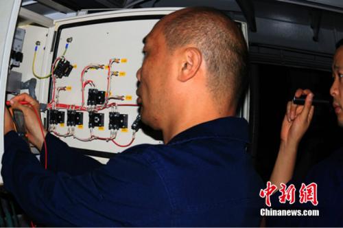 孟海輝工作起來忘我投入,十分敬業。 宋東瑞 攝 點擊進入下一頁