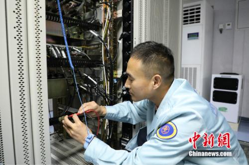 李紅民在遠望7號船上工作,遠望7號上的許多工程師都來自遠望2號。 焦會周 攝 點擊進入下一頁