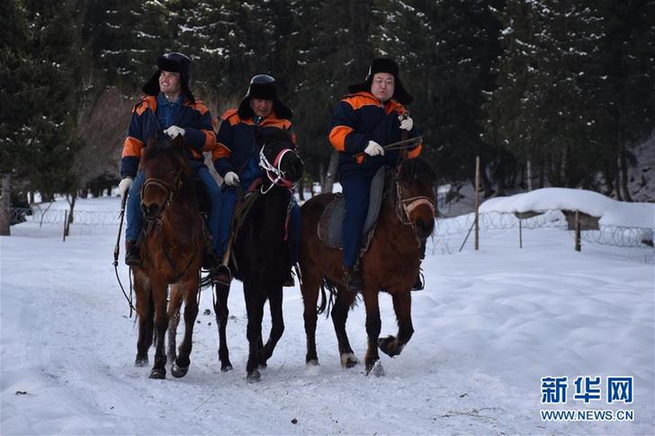 (新春走基層·圖文互動)(1)天山深處“電小二”:冰雪世界里最暖的一抹“黃”