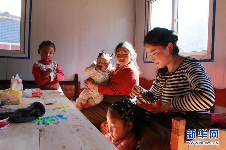 (圖文互動)(3)“這里過新年和往常一樣熱鬧”——西藏雅江堰塞湖受災群眾安置點新春見聞
