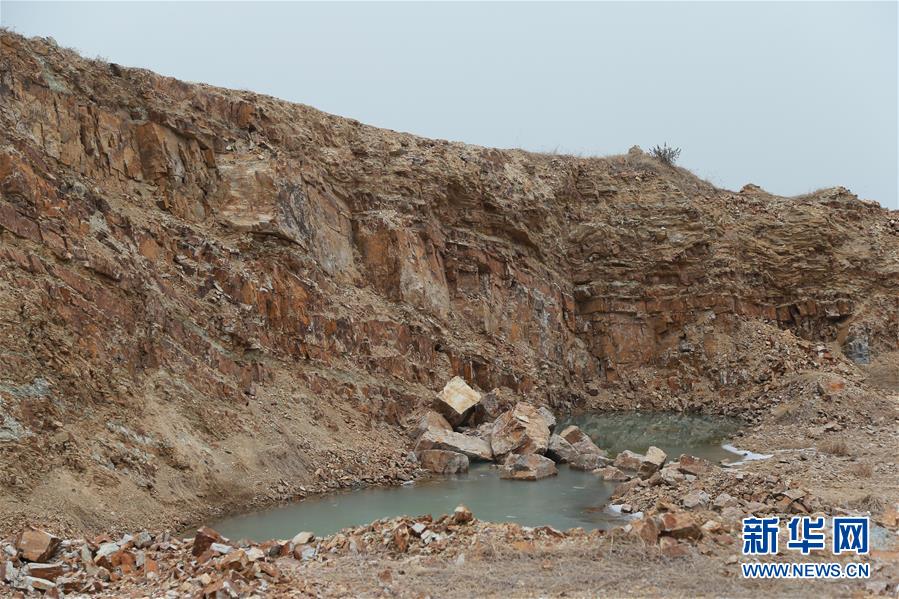 (新華視點·圖文互動)(1)挖掘作業(yè)距漢墓中心僅20米,村民住房出現(xiàn)裂縫……“造地”如何變挖山?