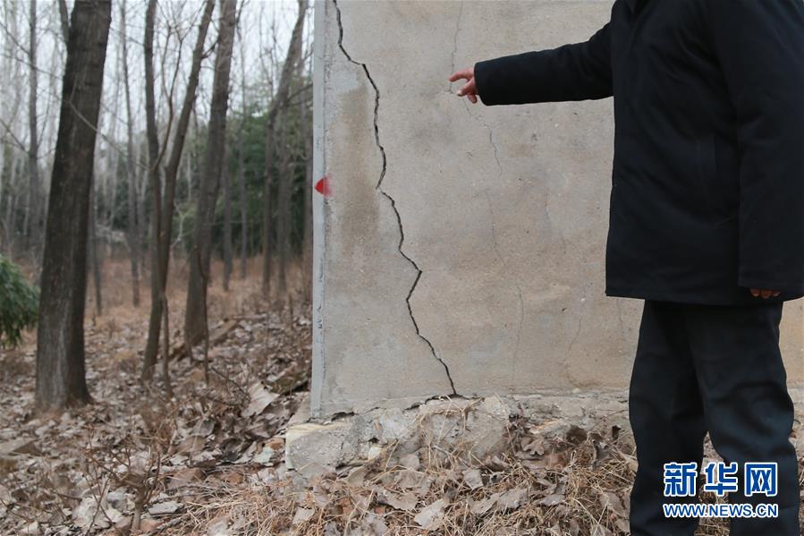 (新華視點·圖文互動)(3)挖掘作業(yè)距漢墓中心僅20米,村民住房出現(xiàn)裂縫……“造地”如何變挖山?