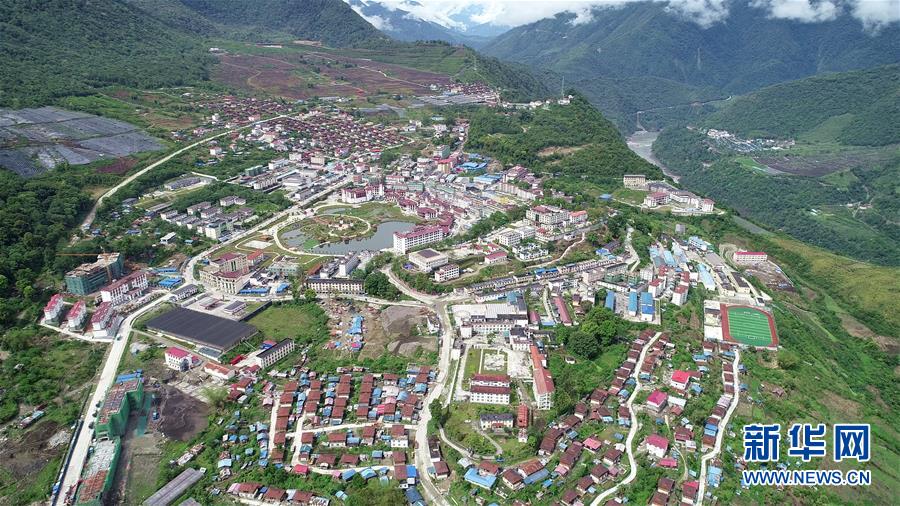 （兩會前夕看落實·圖文互動）（1）格桑花開 幸福路寬——西藏落實習(xí)近平總書記全國兩會重要講話精神紀實