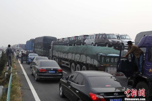 資料圖:高速擁堵不堪。<a target='_blank' ><p  align=