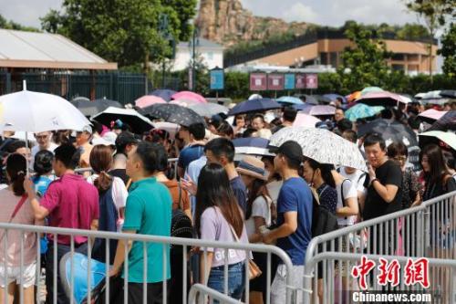 資料圖:游客排隊等待安檢。殷立勤 攝