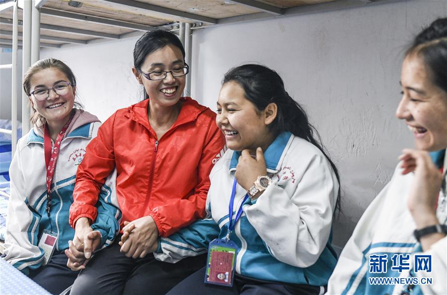 (新華全媒頭條·圖文互動(dòng))(5)大漠小城的別樣青春——記內(nèi)地青年學(xué)子扎根新疆且末教書育人