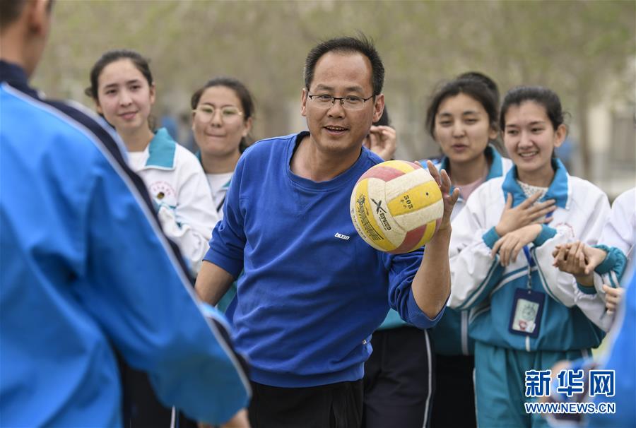 (新華全媒頭條·圖文互動(dòng))(6)大漠小城的別樣青春——記內(nèi)地青年學(xué)子扎根新疆且末教書育人