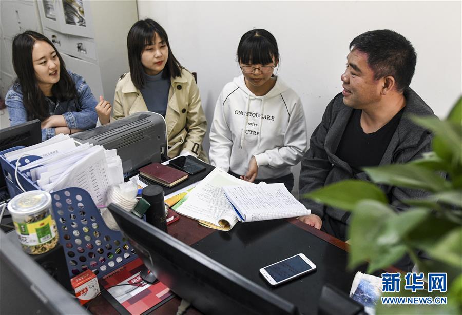 (新華全媒頭條·圖文互動(dòng))(7)大漠小城的別樣青春——記內(nèi)地青年學(xué)子扎根新疆且末教書育人