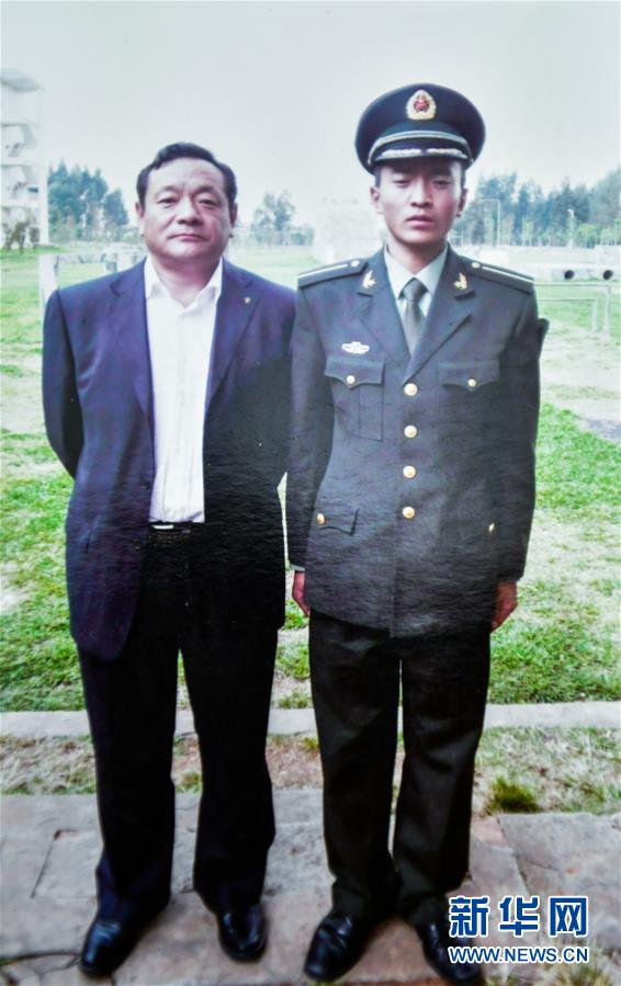 (新華全媒頭條·愛國情 奮斗者·圖文互動(dòng))(7)初心不改 紅心向黨——西部戰(zhàn)區(qū)陸軍某旅玉樹獨(dú)立騎兵連連長尼都塔生一家四代跟黨走紀(jì)實(shí)