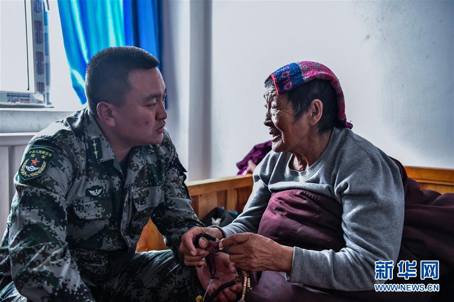 (新華全媒頭條·愛國情 奮斗者·圖文互動(dòng))(8)初心不改 紅心向黨——西部戰(zhàn)區(qū)陸軍某旅玉樹獨(dú)立騎兵連連長尼都塔生一家四代跟黨走紀(jì)實(shí)