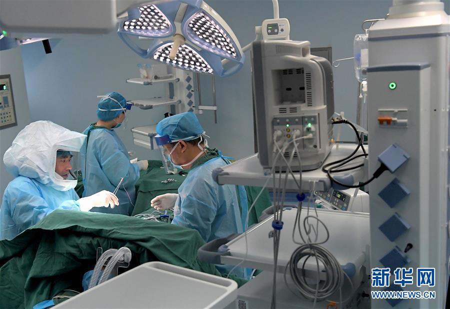 (中國網事·感動2019·圖文互動)(2)為艾滋病患者主刀的醫生馮秀嶺:每個生命都值得尊重