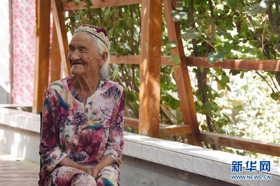 (新華全媒頭條·圖文互動)(1)同心筑夢映天山——新疆70年改革發展穩定述評