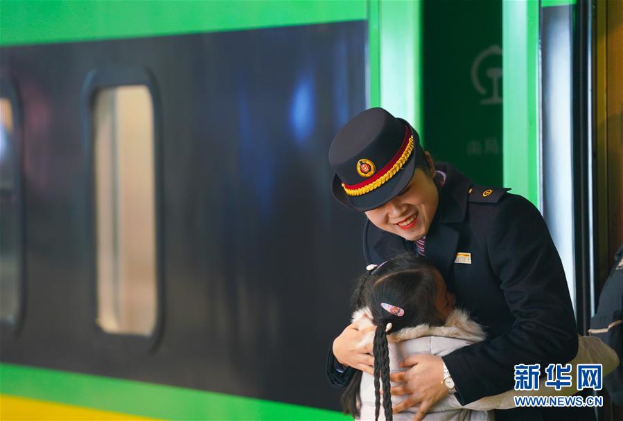 (新春走基層·圖文互動)(4)站臺上的“兩塊表”