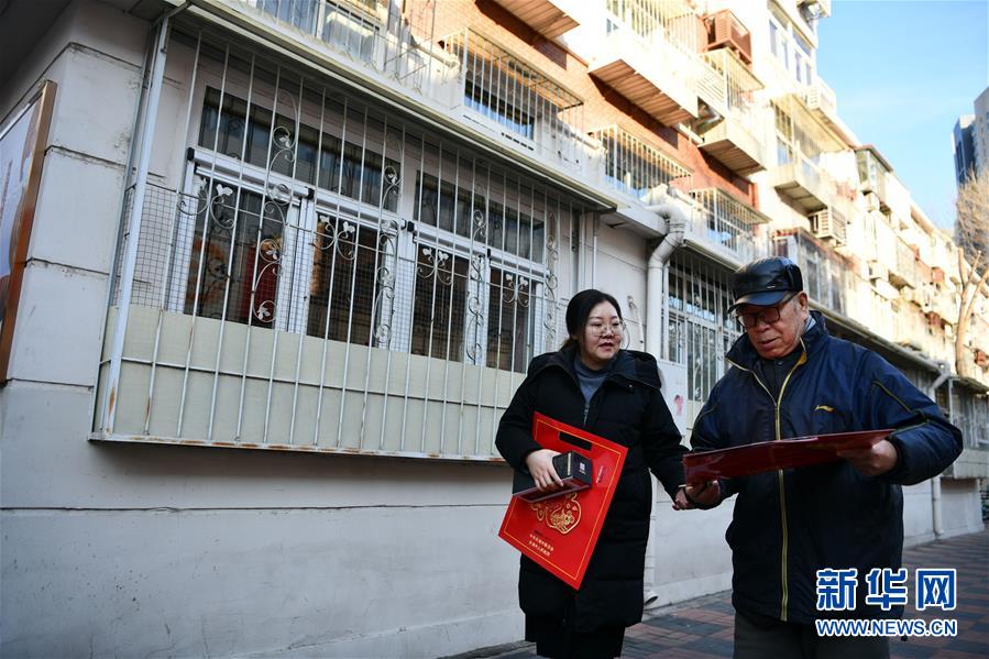 (新春走基層·圖文互動(dòng))(4)向群眾匯報(bào)——一份當(dāng)面提交的“年度答卷”