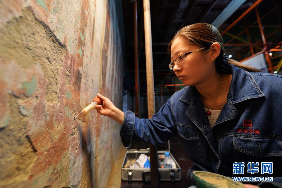 (時代先鋒·圖文互動)(8)此生不悔入沙海 勇擔重任始見金——敦煌研究院文物保護利用群體群像