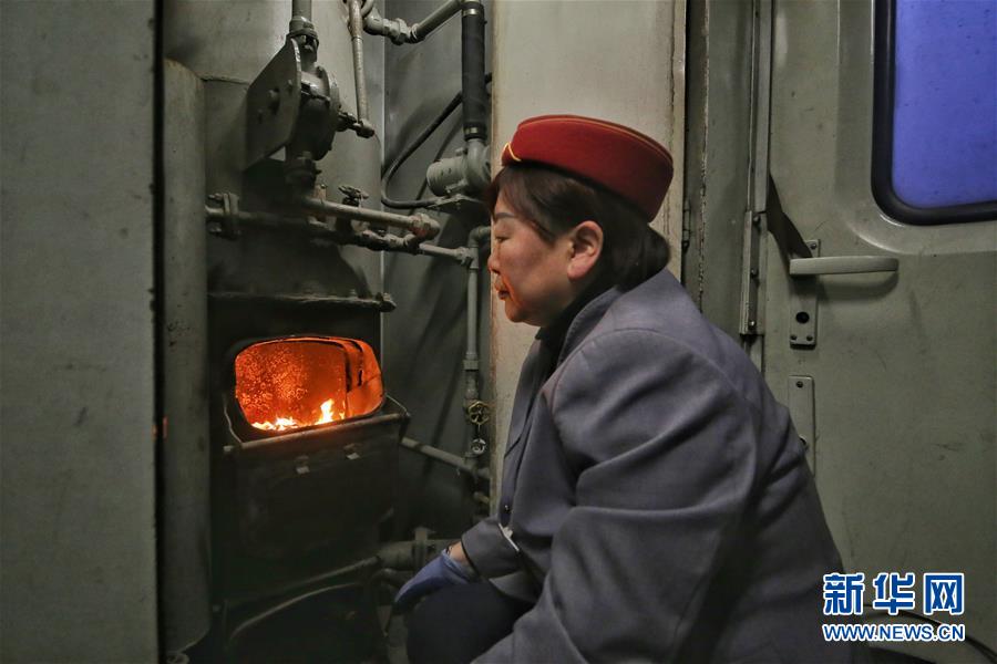 (新春走基層·圖文互動(dòng))(2)小康路上,與“小慢車”同行——長(zhǎng)白山區(qū)綠皮火車二三事