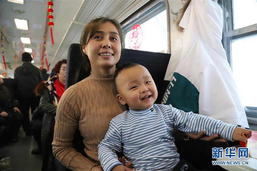 (新春走基層·圖文互動(dòng))(3)小康路上,與“小慢車”同行——長(zhǎng)白山區(qū)綠皮火車二三事