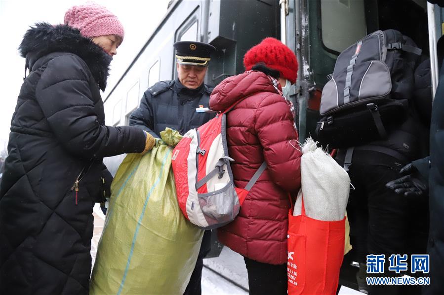 (新春走基層·圖文互動(dòng))(4)小康路上,與“小慢車”同行——長(zhǎng)白山區(qū)綠皮火車二三事