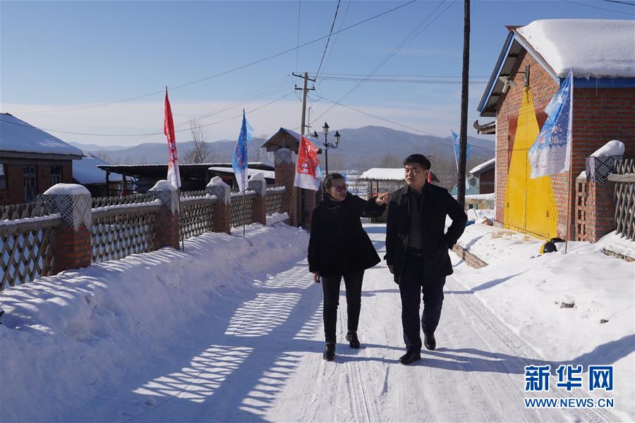 (新春走基層·圖文互動)(4)小鎮里的“U盤書記”