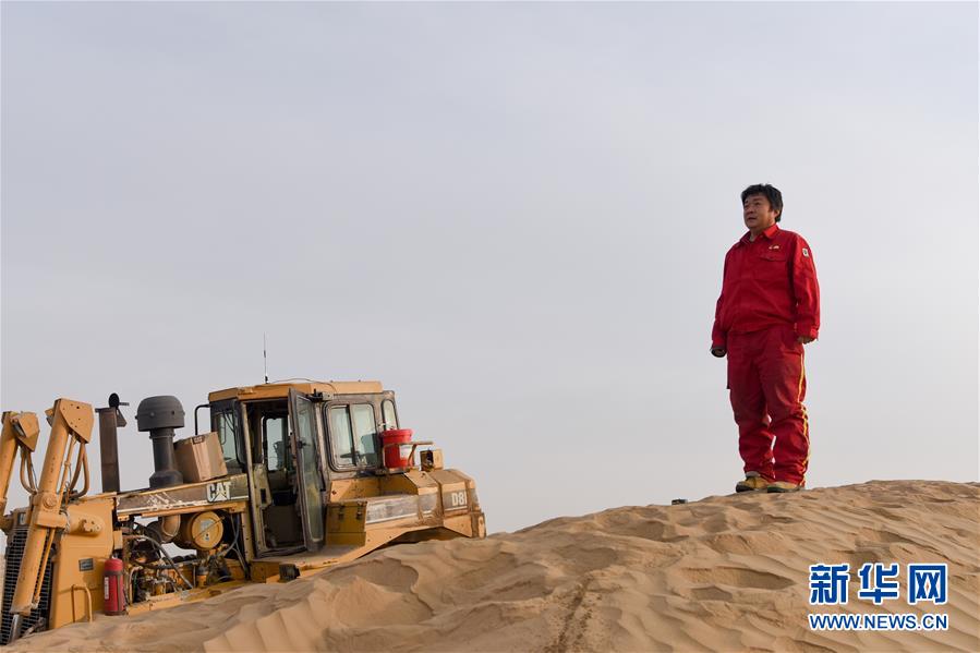 （新春走基層·圖文互動）（1）特寫：與車為伴，獨行沙海