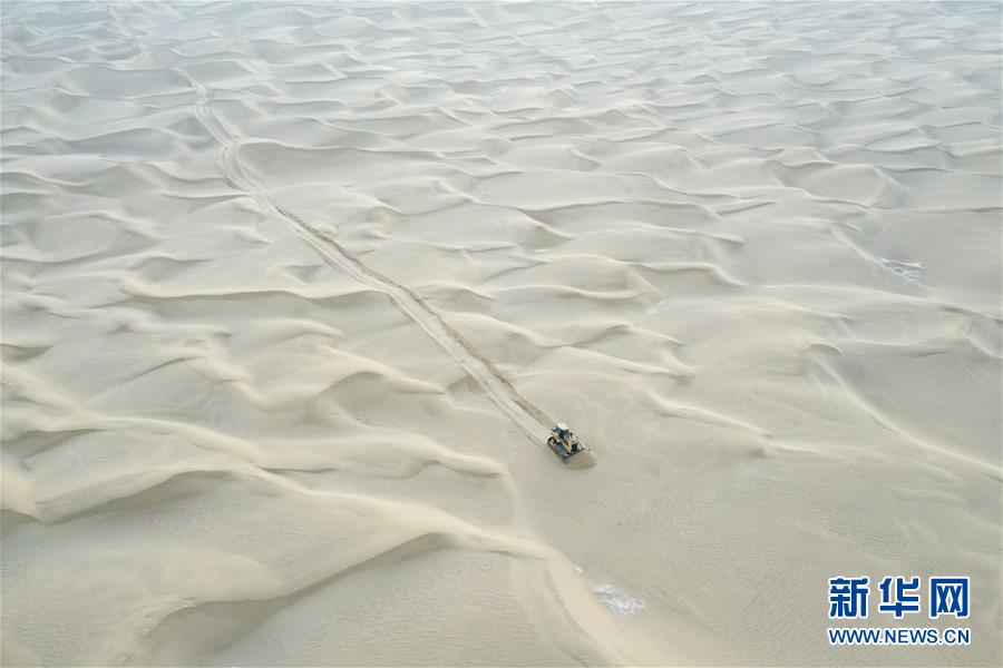 （新春走基層·圖文互動）（2）特寫：與車為伴，獨行沙海