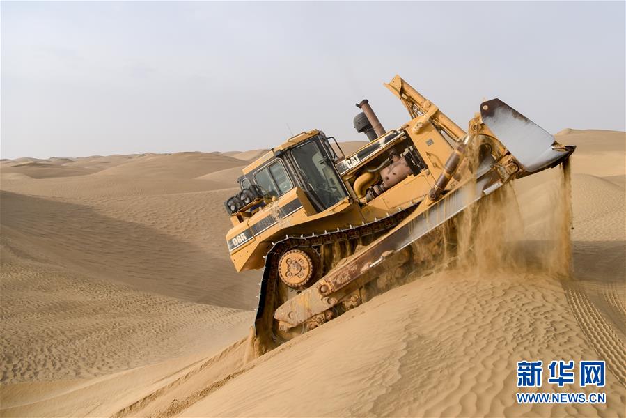 （新春走基層·圖文互動）（3）特寫：與車為伴，獨行沙海