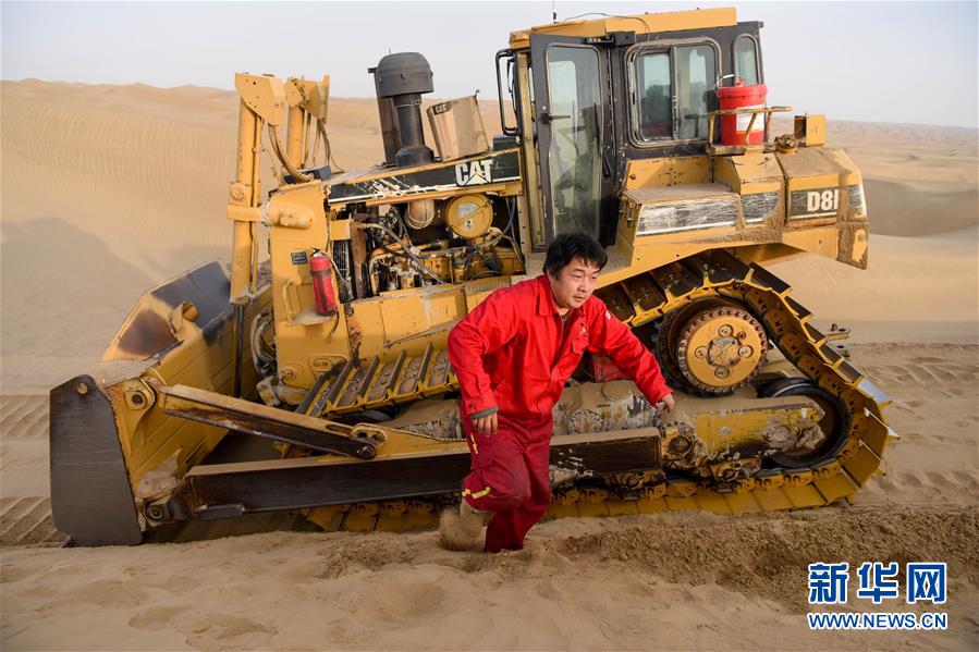 （新春走基層·圖文互動）（5）特寫：與車為伴，獨行沙海