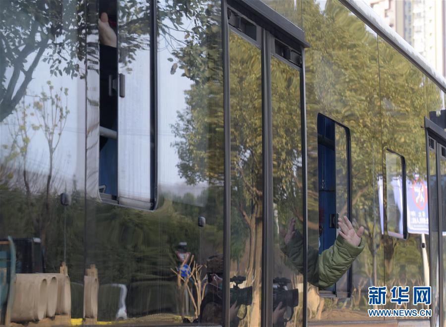 (聚焦疫情防控·圖文互動)(1)火神山醫院首批7名新冠肺炎確診患者出院