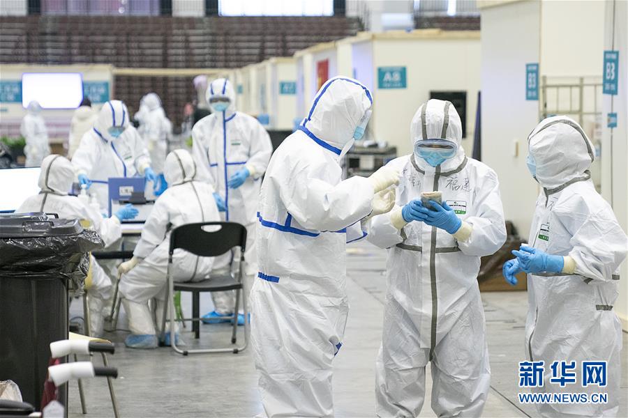 (新華全媒頭條·圖文互動)(2)火線上的中流砥柱——獻(xiàn)給奮戰(zhàn)在抗疫一線的醫(yī)務(wù)工作者