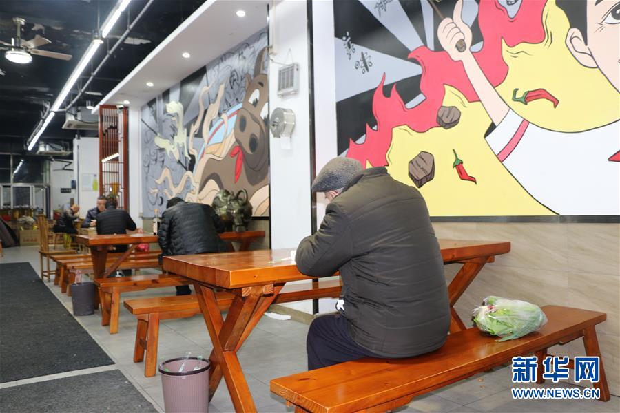 (圖文互動)(5)吃粉擼串,商圈“打卡”,動車出廠——湖南“標簽”復蘇記