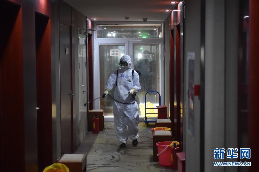 (聚焦疫情防控·圖文互動)(6)“感恩每一位‘不曾謀面’的醫(yī)護人員”——探訪返京人員醫(yī)學集中隔離觀察點