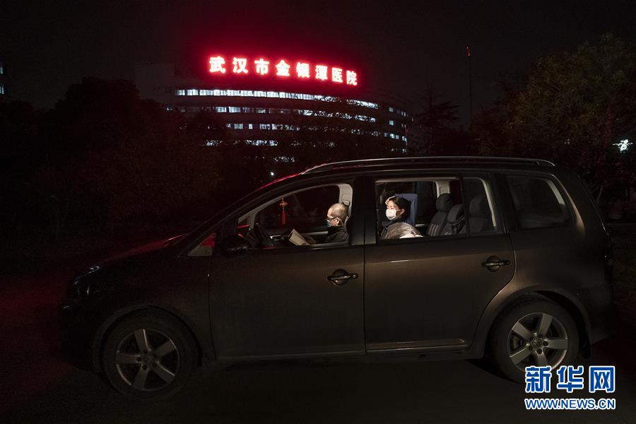 (一線抗疫群英譜·圖文互動)(1)特寫:為節省10分鐘,這對醫護夫妻“以車為家”