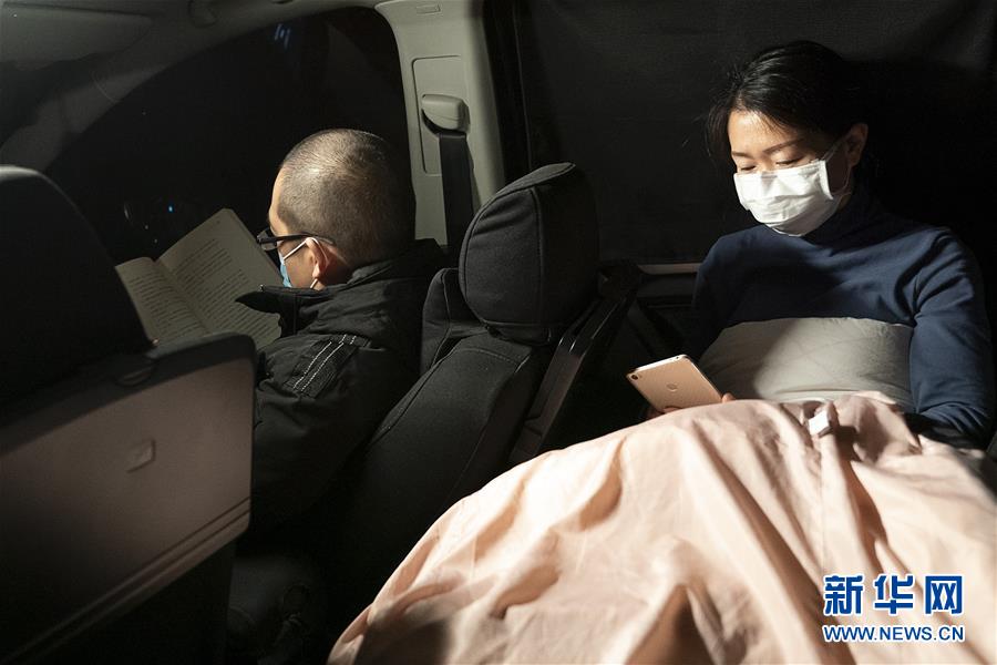 (一線抗疫群英譜·圖文互動)(5)特寫:為節省10分鐘,這對醫護夫妻“以車為家”