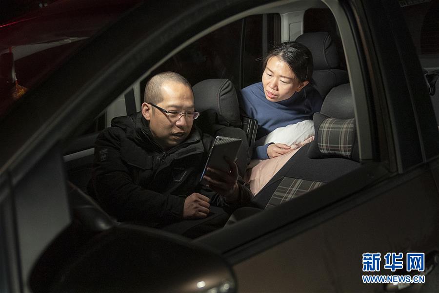 (一線抗疫群英譜·圖文互動)(7)特寫:為節省10分鐘,這對醫護夫妻“以車為家”