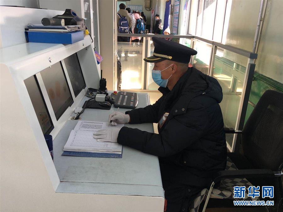 (新華網·圖文互動)(1)疫情下,小站鐵路安檢員收獲10多萬粉絲