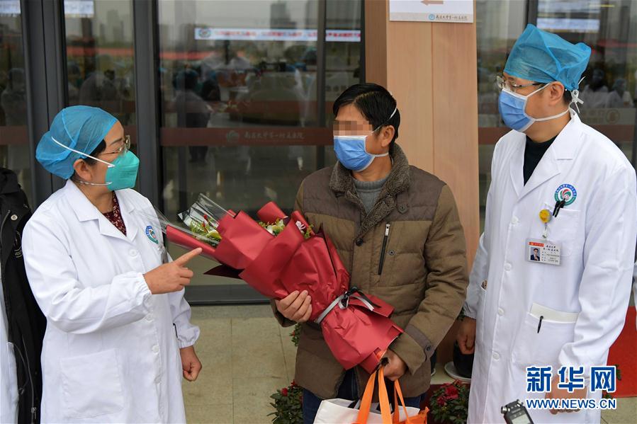 (在習近平新時代中國特色社會主義思想指引下——新時代新作為新篇章·習近平總書記關切事·圖文互動)(10)口罩擋不住你的美——戰(zhàn)“疫”一線巾幗掠影