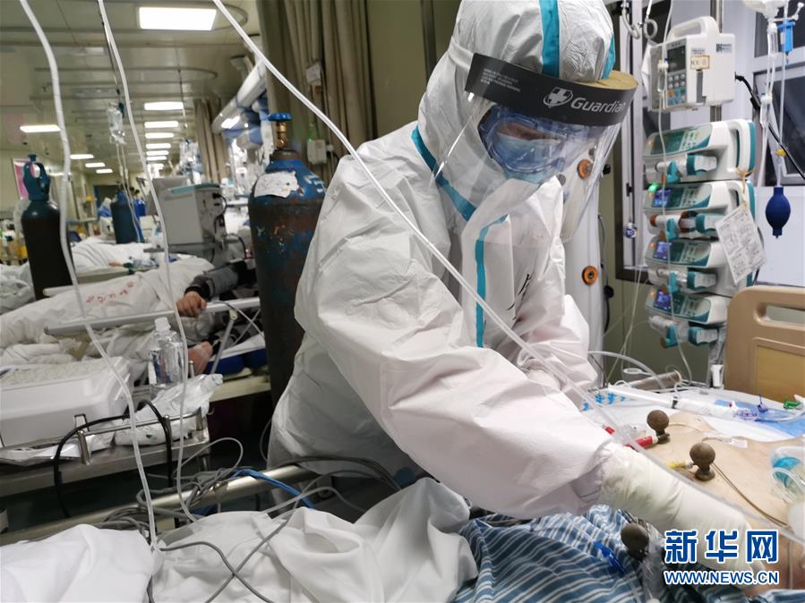 （一線抗疫群英譜·圖文互動(dòng)）（1）生命之光，溫暖“無(wú)面之交”——記抗疫一線重癥監(jiān)護(hù)室90后護(hù)士金鈺 