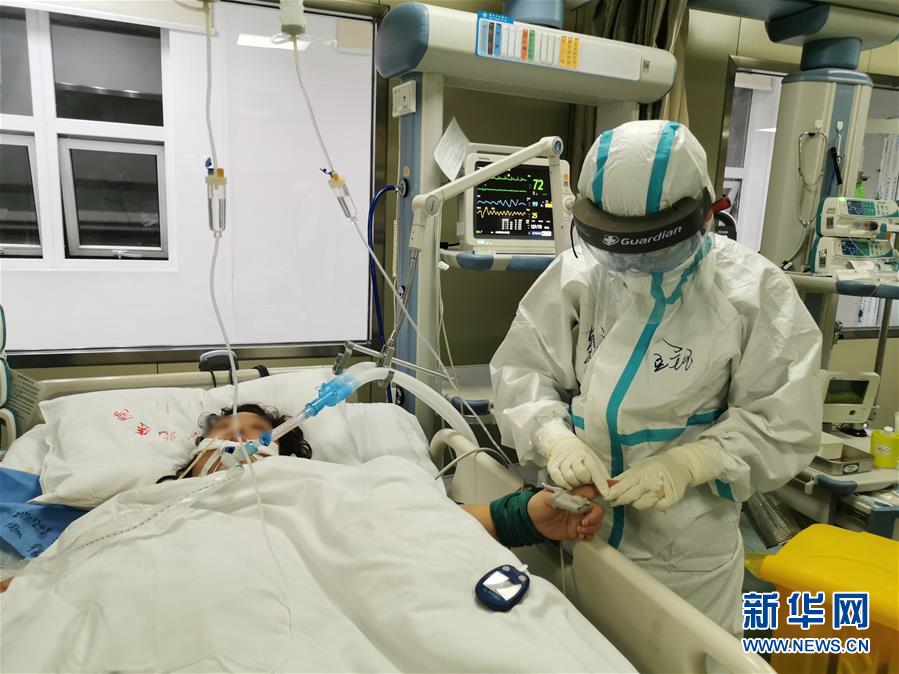 （一線抗疫群英譜·圖文互動(dòng)）（2）生命之光，溫暖“無(wú)面之交”——記抗疫一線重癥監(jiān)護(hù)室90后護(hù)士金鈺 